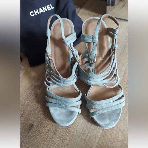 CHANEL Blue Suede Strappy Sandals Cork Heel With Gold Logo Size 38.5 - Picture 3 of 7